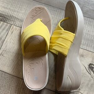 New in Box BZees Wedge Sandals Dallas Yellow Size 10 Comfortable Style